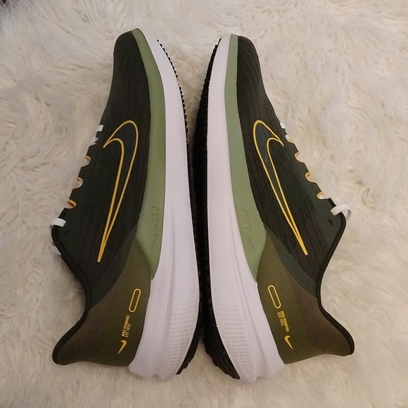 NWOT Men's Nike running shoes Sequoia/University Gold - Picture 5 of 12